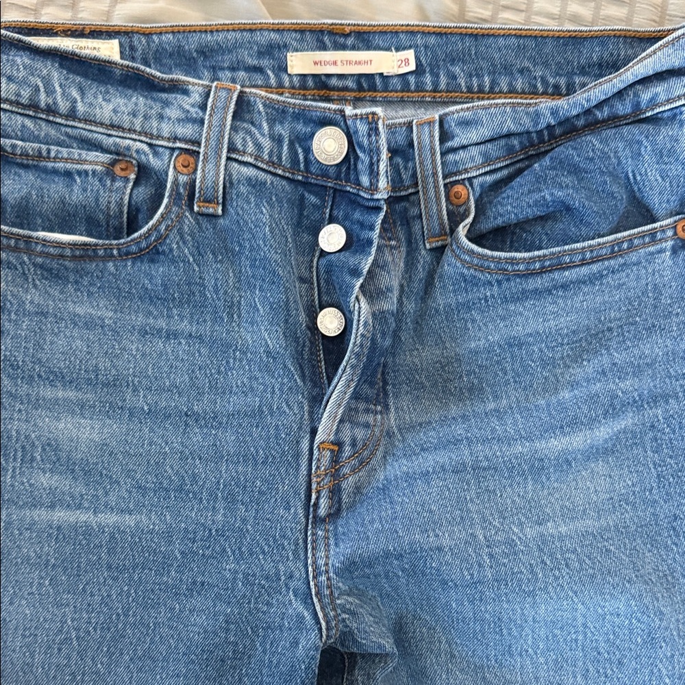 Levi's Women's Straight Leg Jeans in Medium Blue Denim